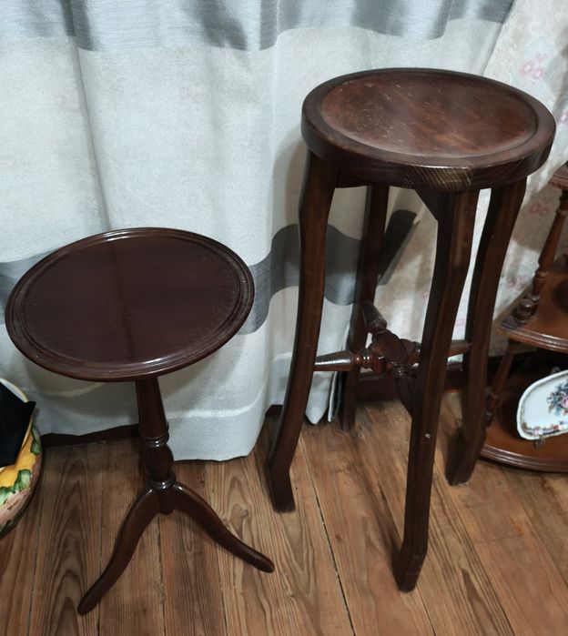 Mesas de apoio em madeira