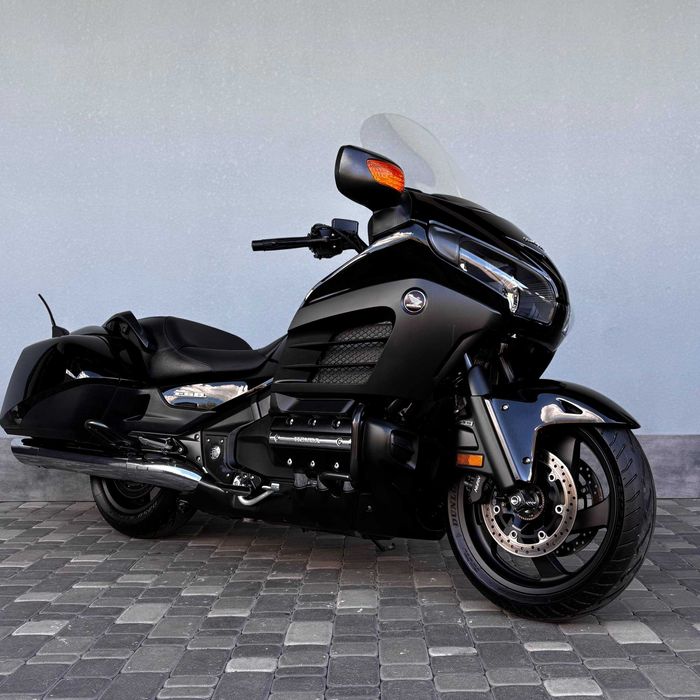 Продам мотоцикл Honda GL1800 F6B Bagger (0372)