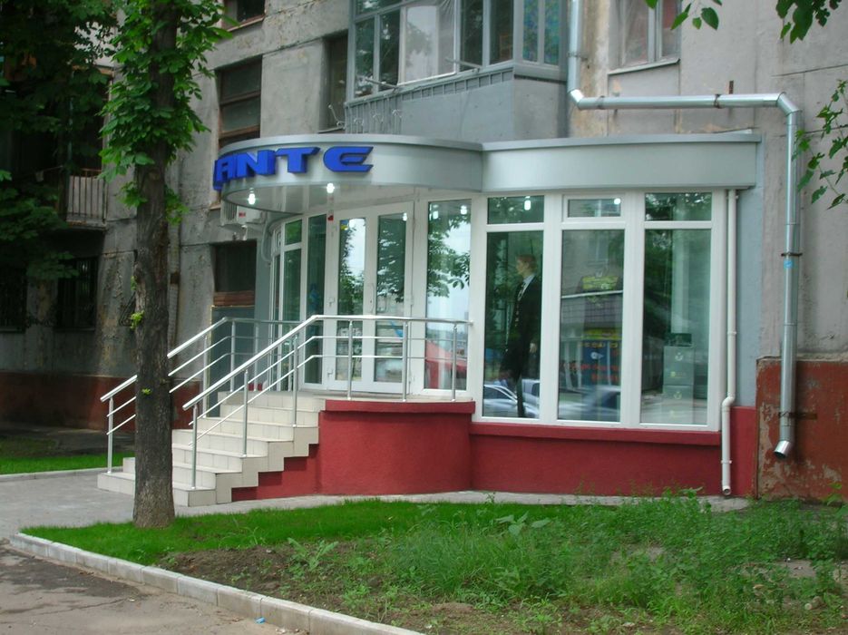 ХВАТИТ ПРЯТАТЬ БИЗНЕС ВО ДВОРАХ !  Витрина на проезжей части !