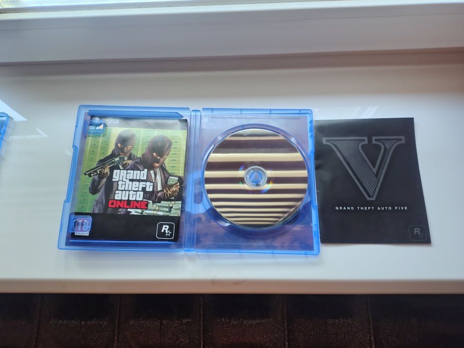 PlayStation 4 pro  б/у  на 1 тб у хорошому стані з двома дисками GTA 5 та Minecraft