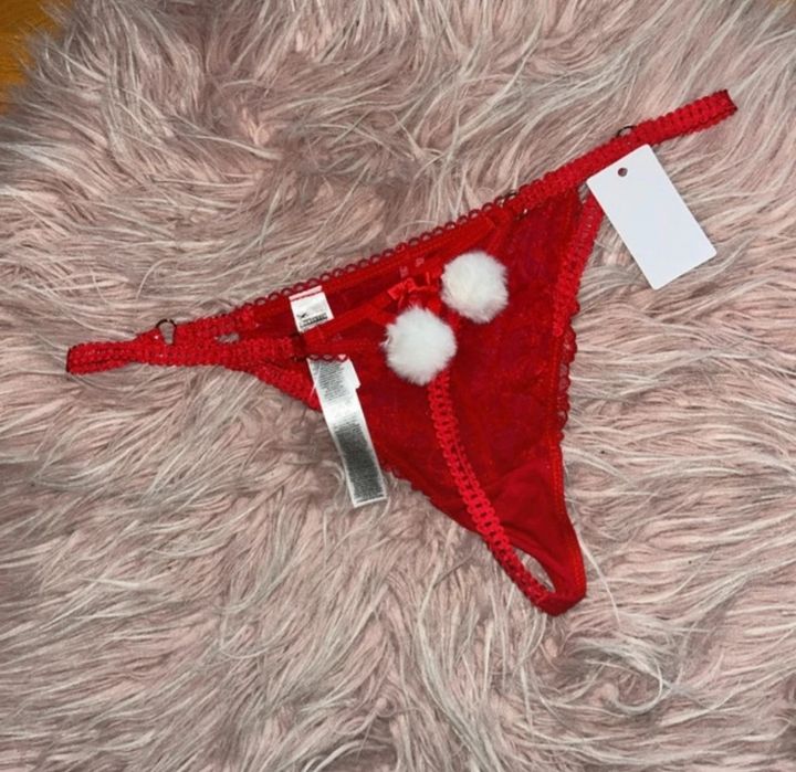 Czerwone stringi z białymi puszystymi  pomponikami  M 38