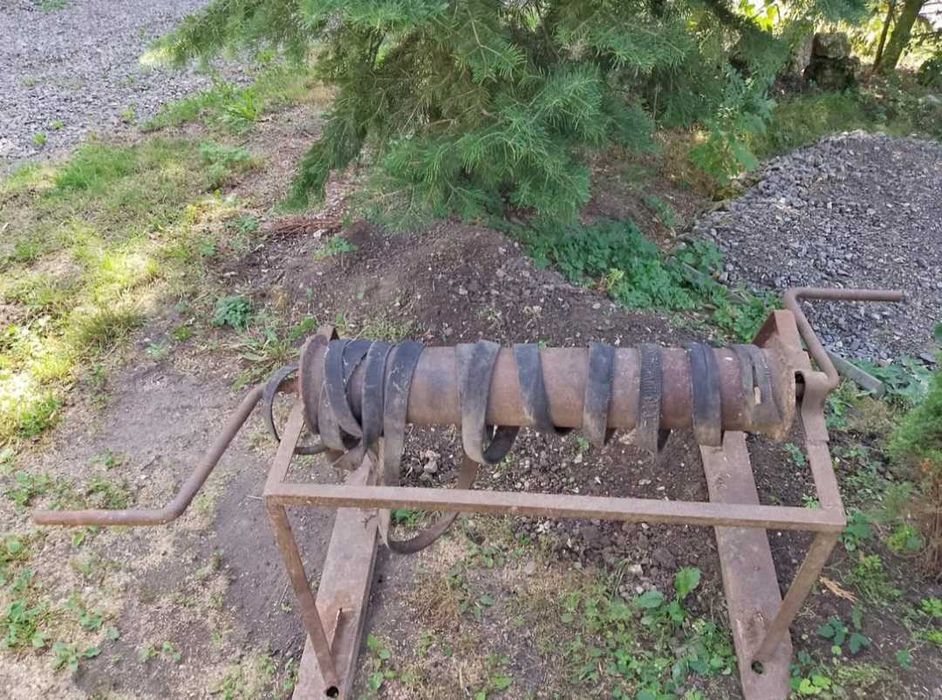 Metalowy wałek do studni z korbami i podstawą