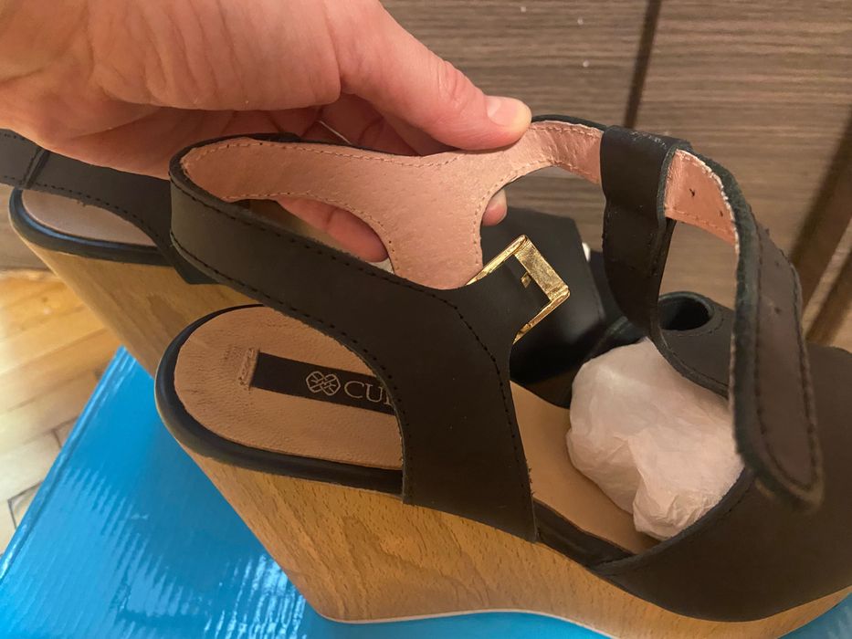 Босоніжки на платформі