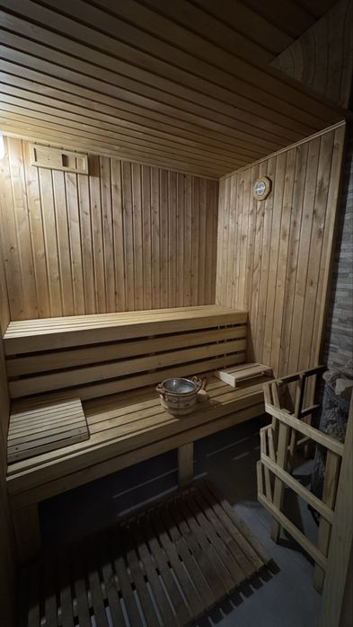 Оренда будинку під Києвом 227м² біля річки: басейн, сауна, генератор, сосновий ліс, закрита територія район Новосілки