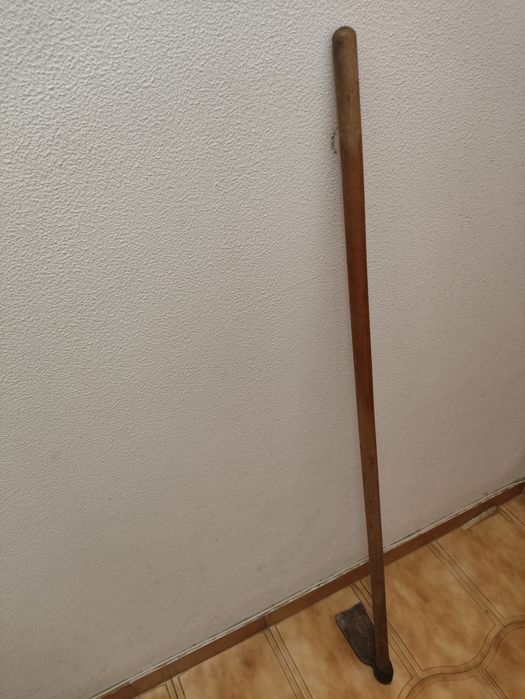 Enxada em aço com cabo,pouco usada