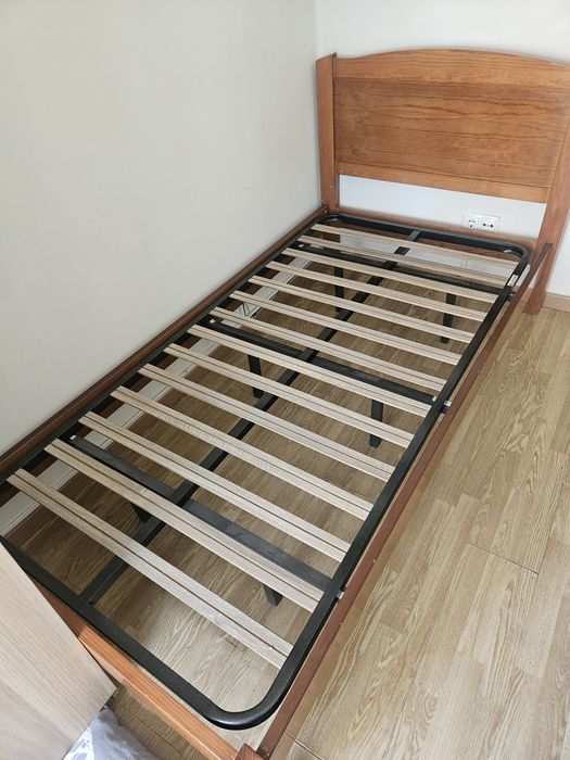 Cama de solteiro de madeira