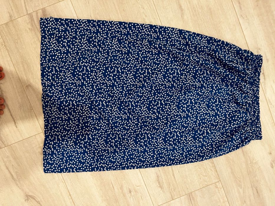 Гарна міді спідниця