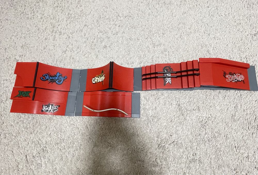 Фінгер рампи,скейтпарк,скейти