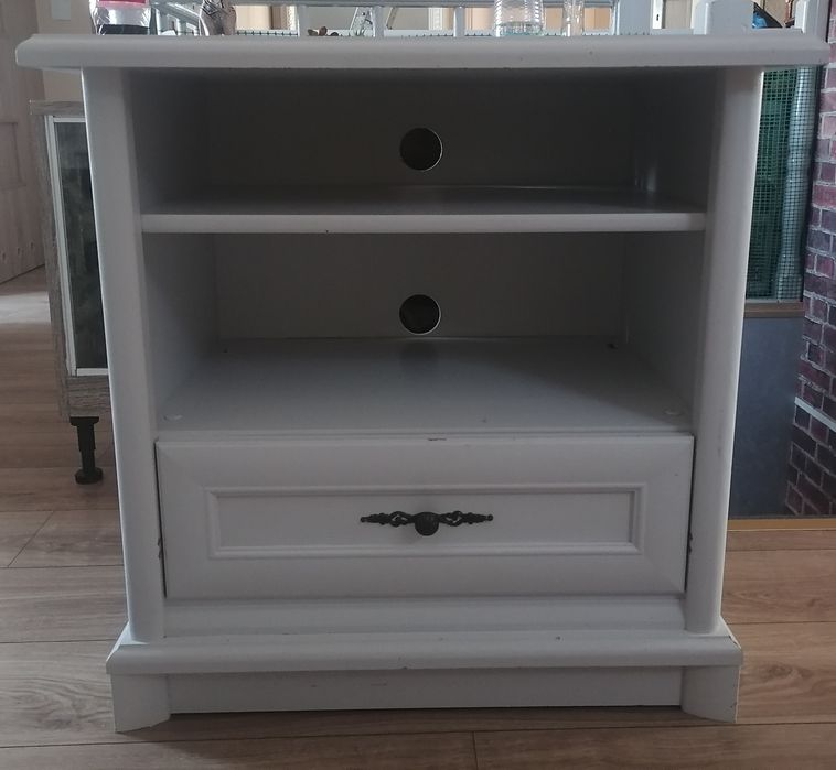 półka pod telewizor