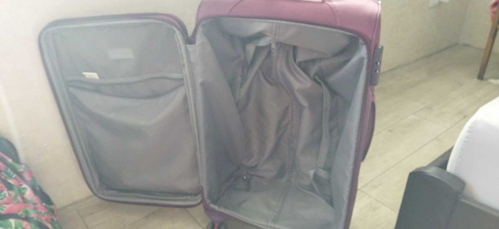 Дорожня середня валіза Чемодан Three Birds M на 4 колесах фіолетовий