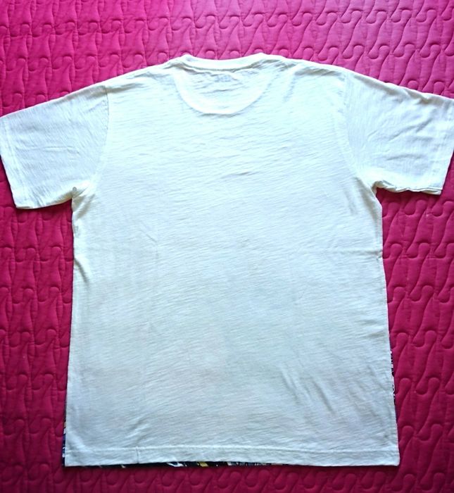 T-shirt branco e azul desenho japonês para homem