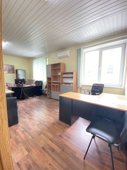 Здається офіс 4 кабінети 80 кв м + склад 30м та 3 паркомісця, вул. Героїв Майдану