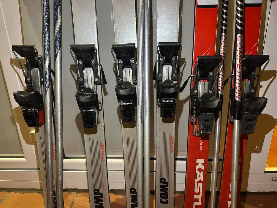 Skis Lange 165 cm e Kastle 160 cm (3 pares) com fixações Salomon e bastões