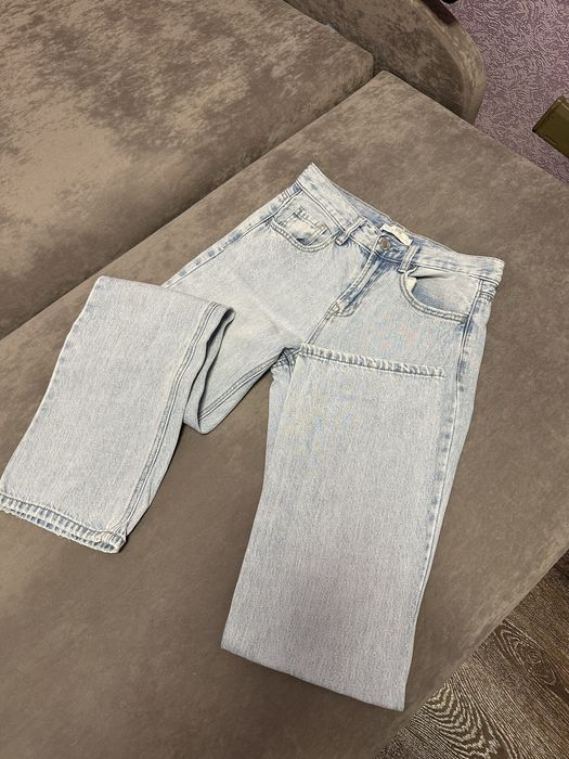 Джинси , блакитного кольору