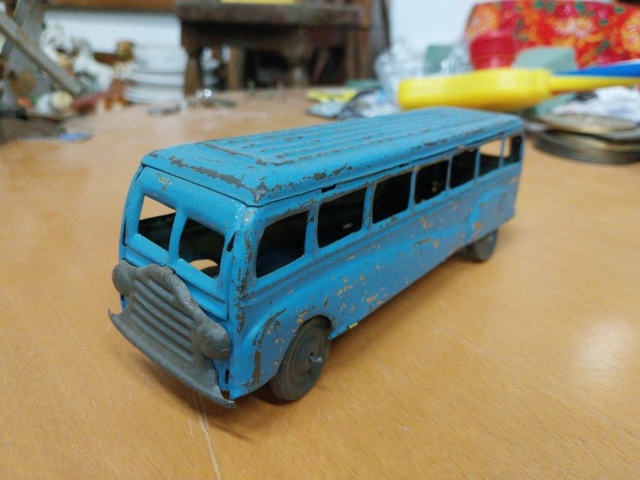Autocarro antigo em chapa.