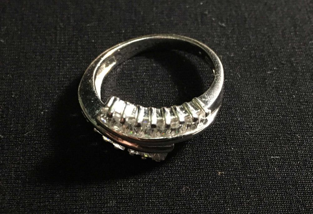 кольцо с камнями Сваровски