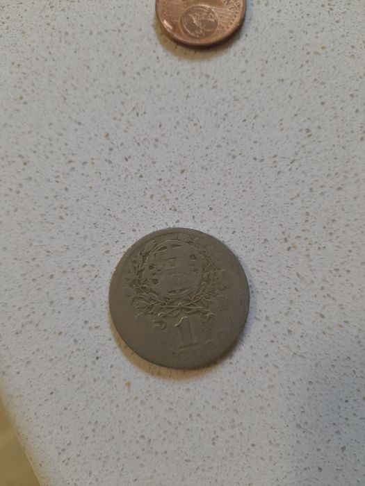 Moedas e notas antigas em escudos