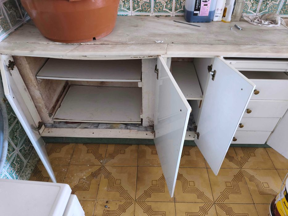 Armários de cozinha e tampo pedra