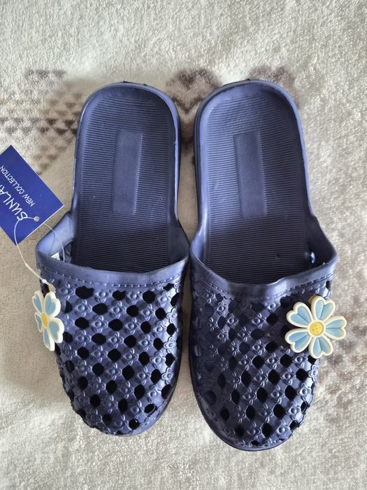 Klapki basenowe nowe, r. 37