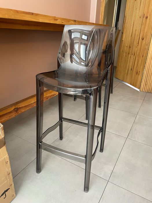 Mesa alto com cadeiras
