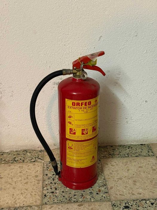 3 Extintores de Incêndio (2x 6kg ORFEO + 1 pequeno)