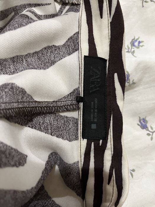 Стильна блуза Zara із зебровим принтом та поясом