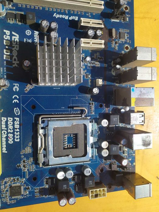 Материнская плата ASRock P5B-DE для процессоров Intel в корпусе Socket LGA775.