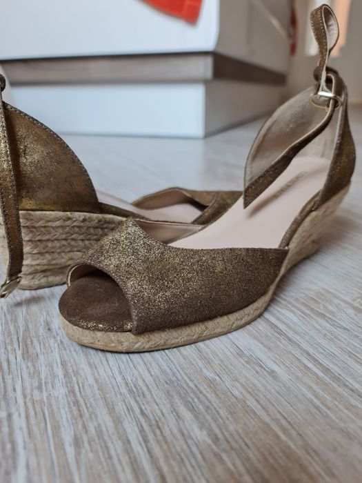 Босоніжки жіночі на танкетці