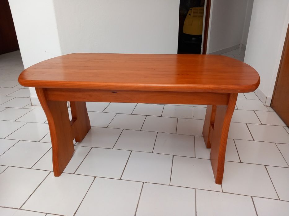 Mesa em madeira pequena.