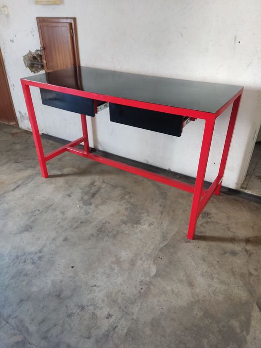 Bancada de trabalho com 2 gavetas