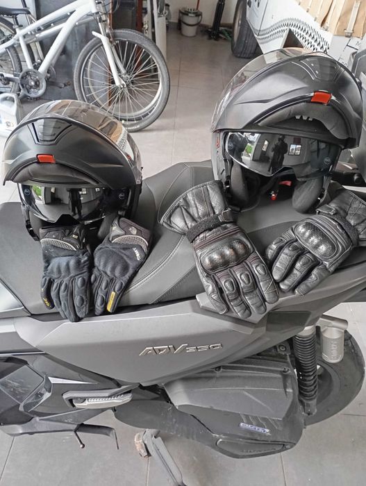 Honda ADV 350c + 2 capacetes + 2 pares de luvas + 2 fatos impermeáveis