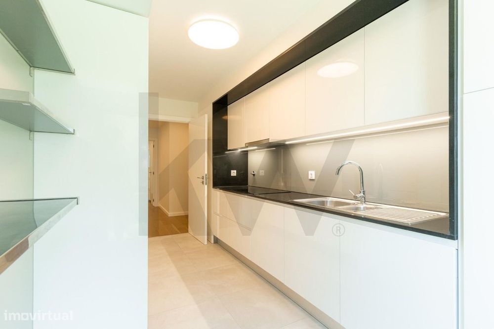 T2 com suite, varanda e 2 lugares de garagem — Condomínio com piscina,