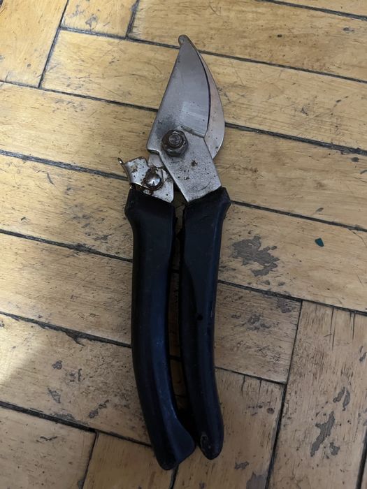 Секатор     ручний