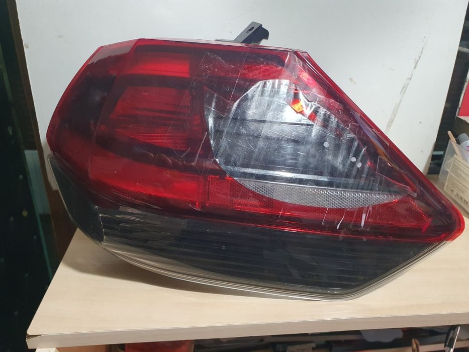 Продам ліхтар задній правий Nissan rogue T32
