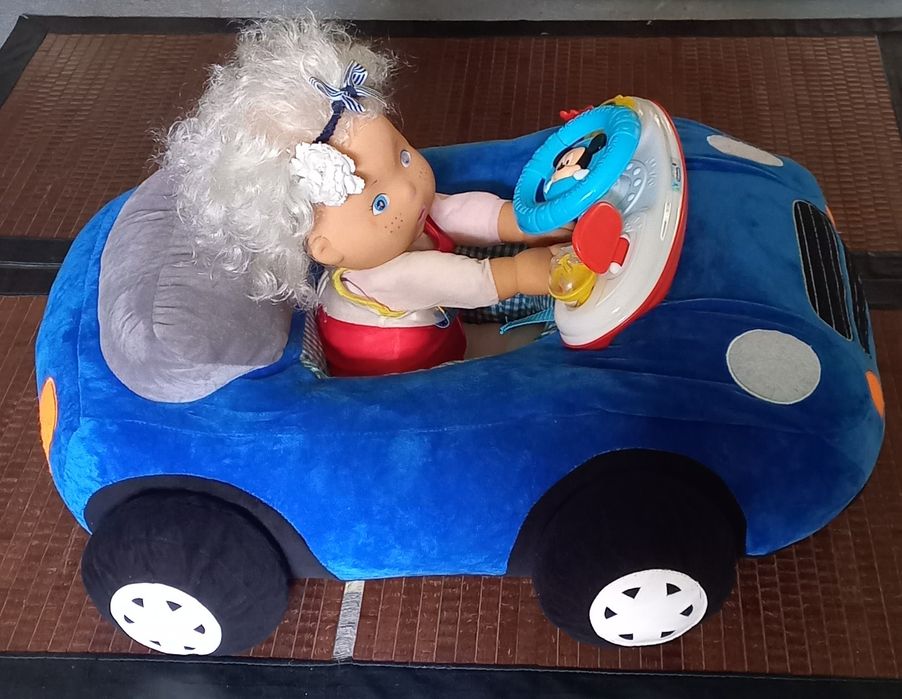 Sofa carro par bebé com o brinquedo volante clementoni incluído.