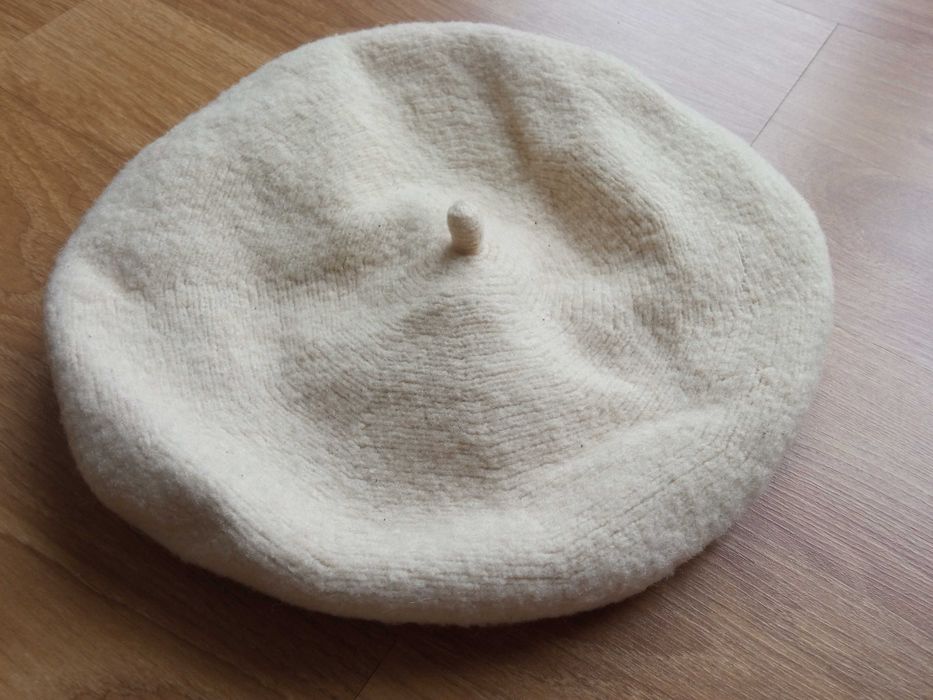 Damski wełniany beret czapka kremowy wełna r 56 TT