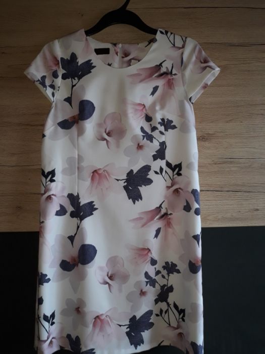 Elegancka sukienka w kwiaty roz 40/42