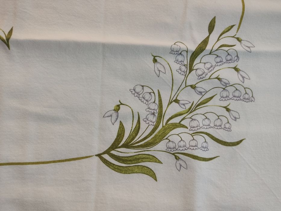 Toalha de mesa bordada á mão
