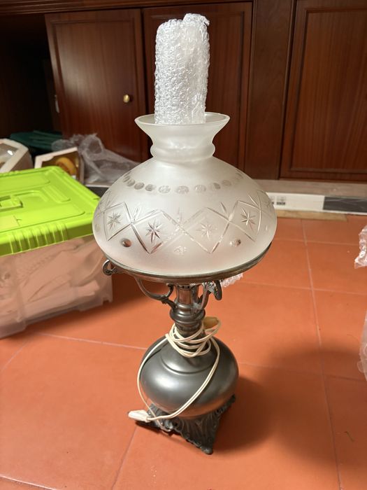 Candeeiro de mesa em estanho