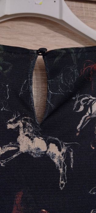 Sukienka z motywem koni