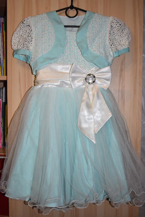 Святкова сукня.  Очень красивое платье для выпускного, свадьбы, утренн
