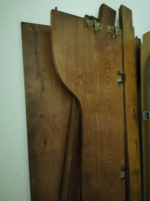 Cama de madeira maciça (corpo e meio)