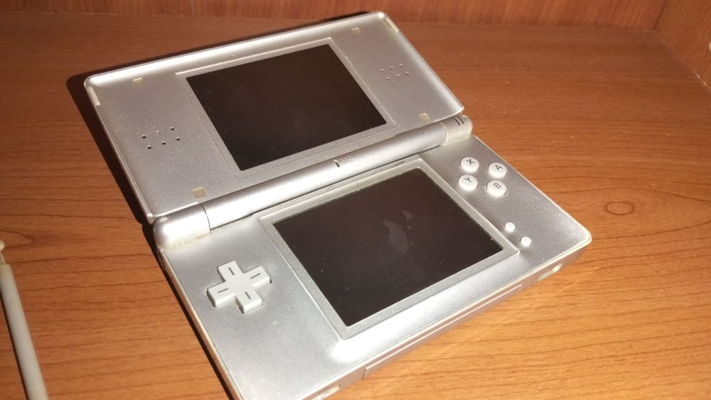 Pack Nintendo DS Lite Prata NÃO FUNCIONAL (Para Peças/Reparação) + Lote de Jogos (IT) + R4