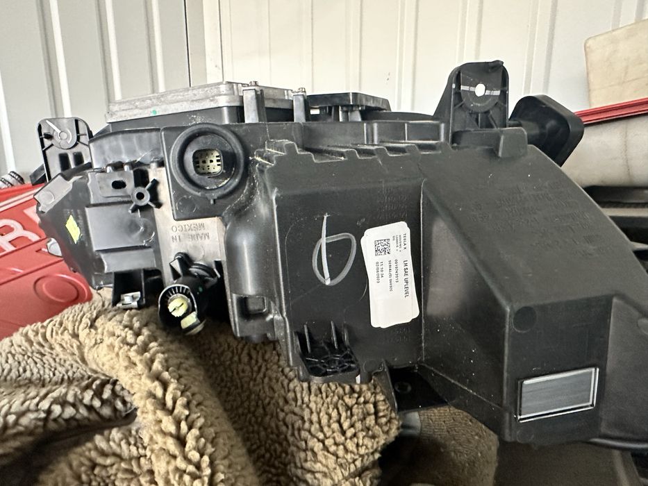 Фара Tesla X левая