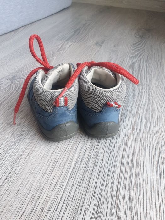 Wiązane buty chłopięce