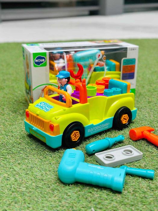 Машинка-конструктор з інструментами, в наборі шуруповерт на батарейках