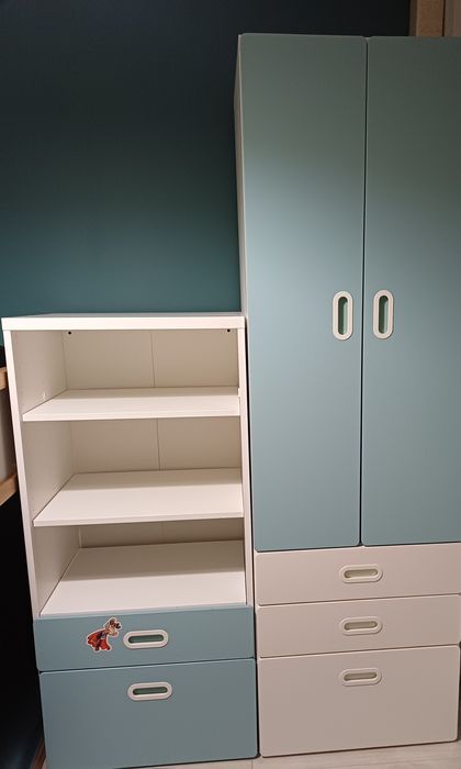 Meble i piętrowe łóżko.