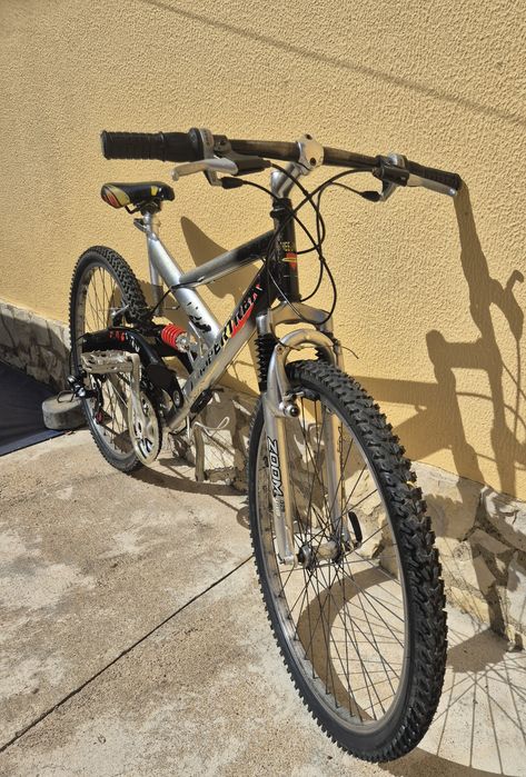 Bicicleta de montanha com suspensao total