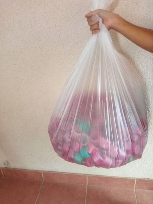 Saco com bastantes rolhas plástico para garrafão