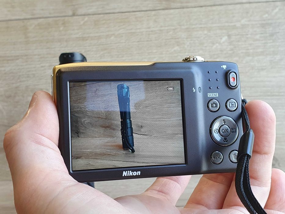 Вінтажний цифровий фотоапарат Nikon Coolpix S3300 Gold (16 Мп, 6x зум)
